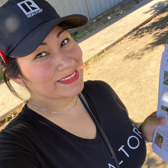 Meet your Posher, Josselin💛💚❤️💙 - Picture 1 of 1